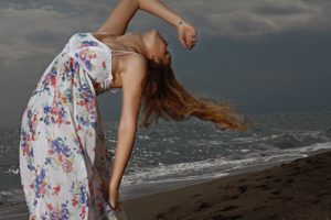 How Should A Petite Woman With Curves Dress?